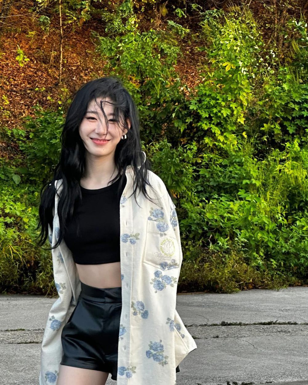 8 Ide Outfit Santai Nuansa Putih ala Chaeryeong ITZY, So Fresh!