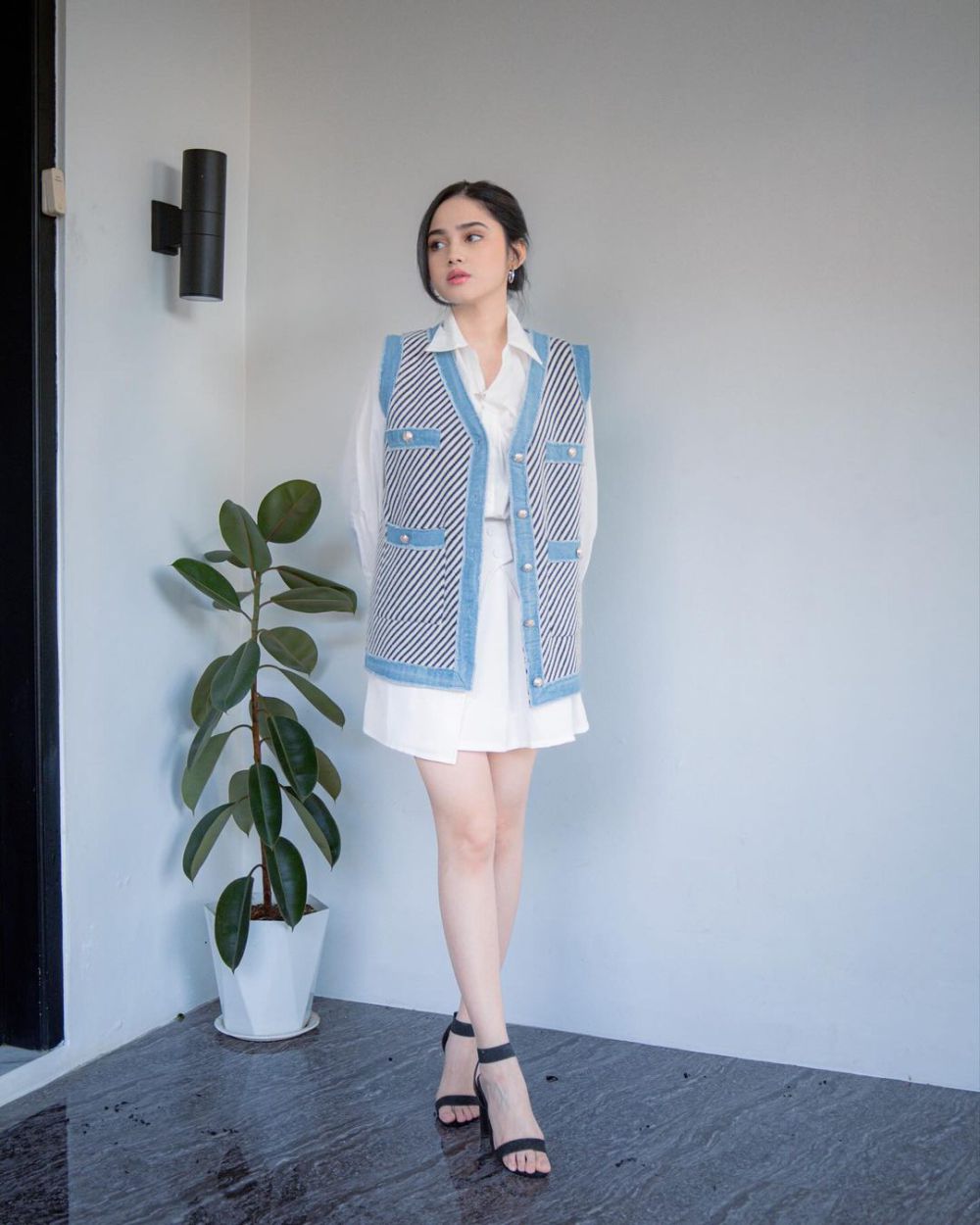 7 Inspirasi Office Look ala Syifa Hadju, Simple but Stunning!