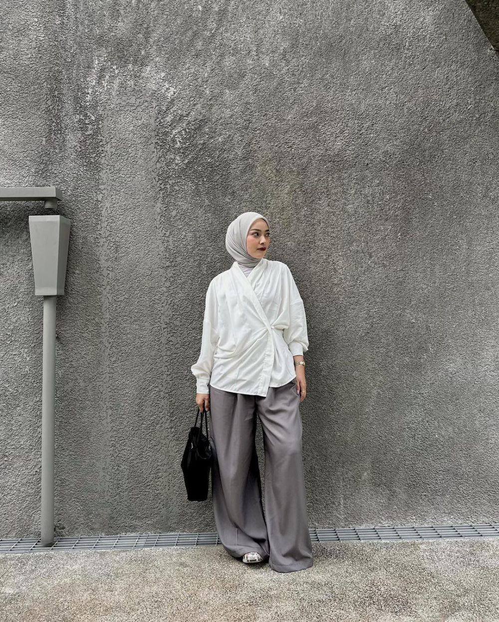 9 Gaya OOTD Hijab untuk Jalan-jalan ala Intan Sugih, Super Comfy!
