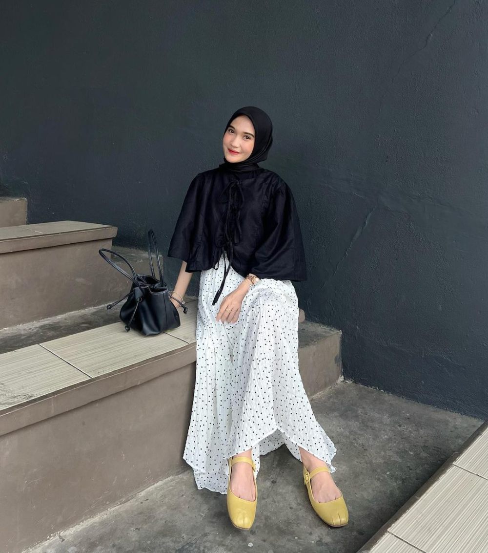 9 Ide Styling OOTD Monokrom ala Cut Indah Sundari, Catchy Abis!