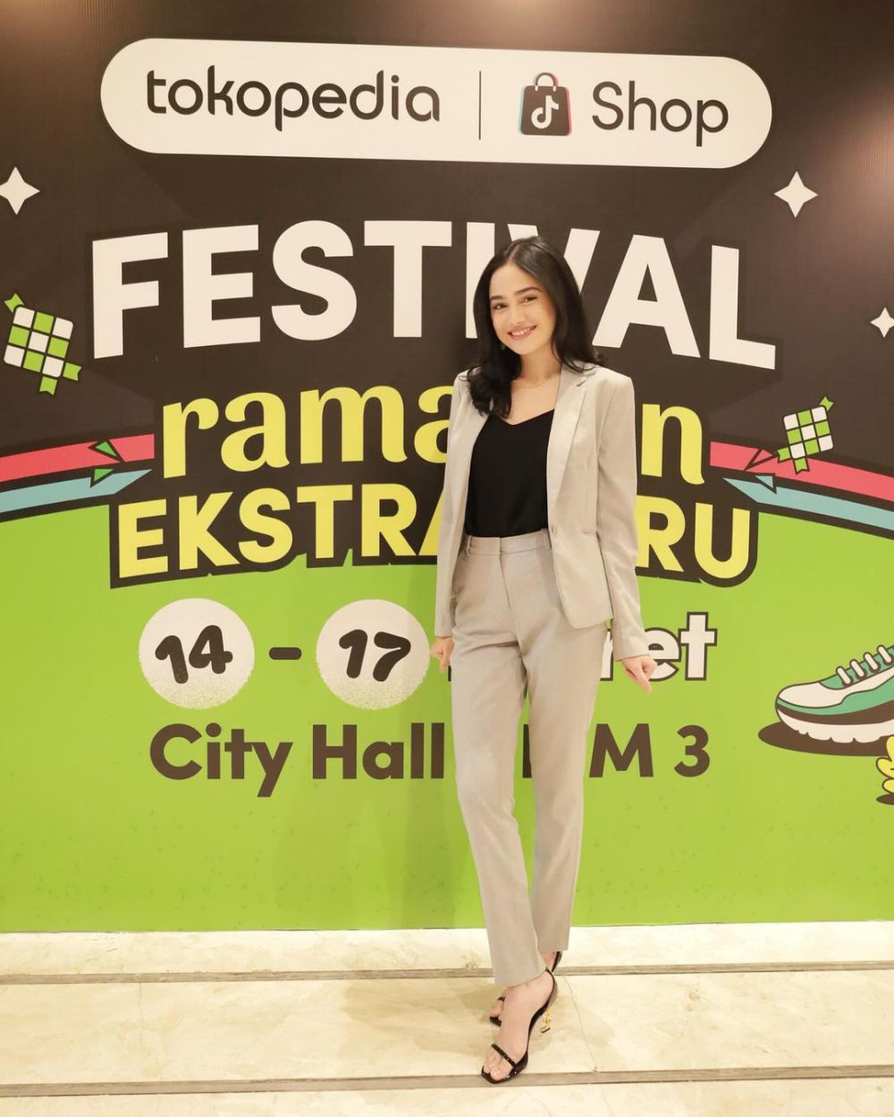 7 Inspirasi Office Look ala Syifa Hadju, Simple but Stunning!