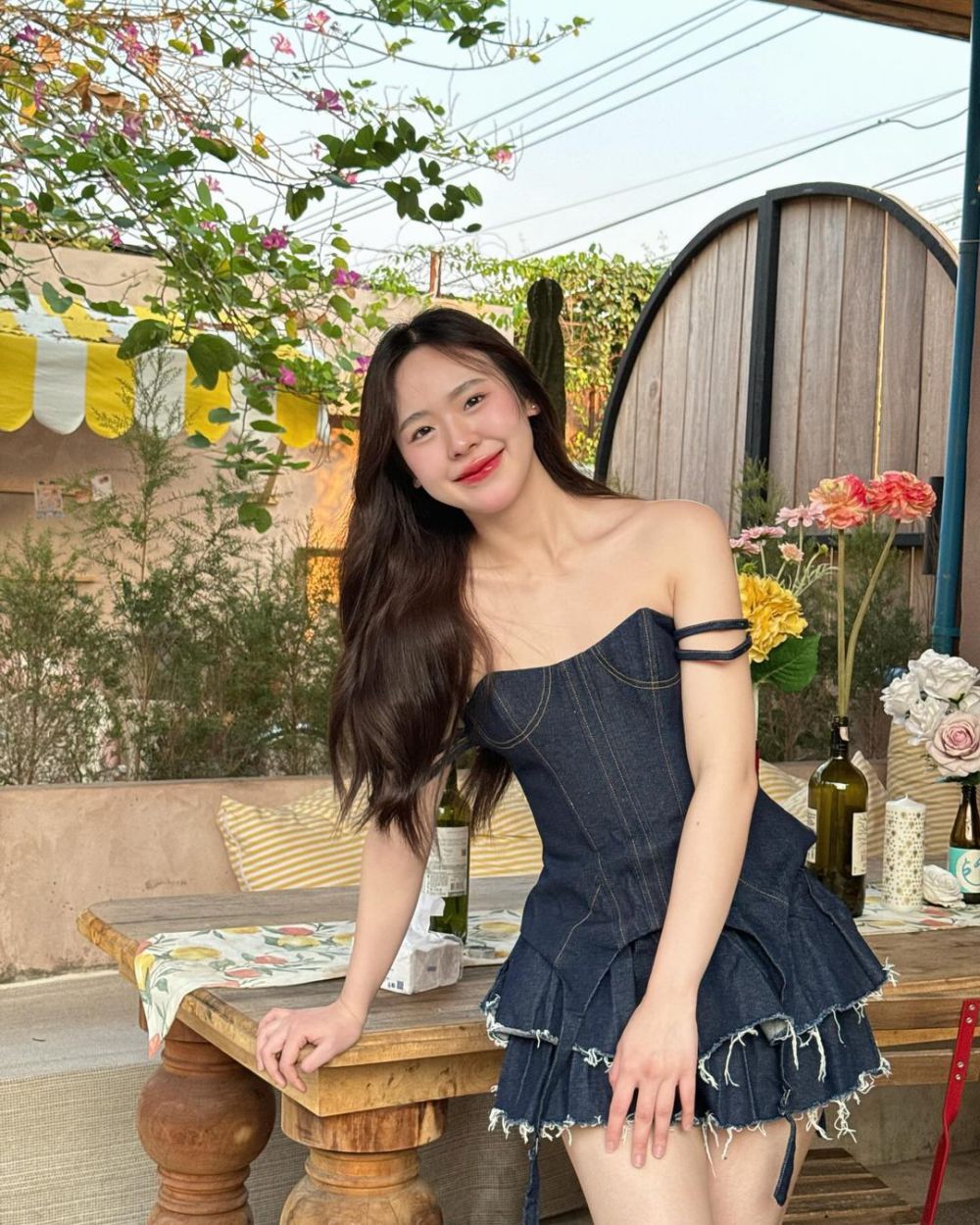 9 Rekomendasi Off Shoulder Dress ala June Wawinwol, Memesona! 