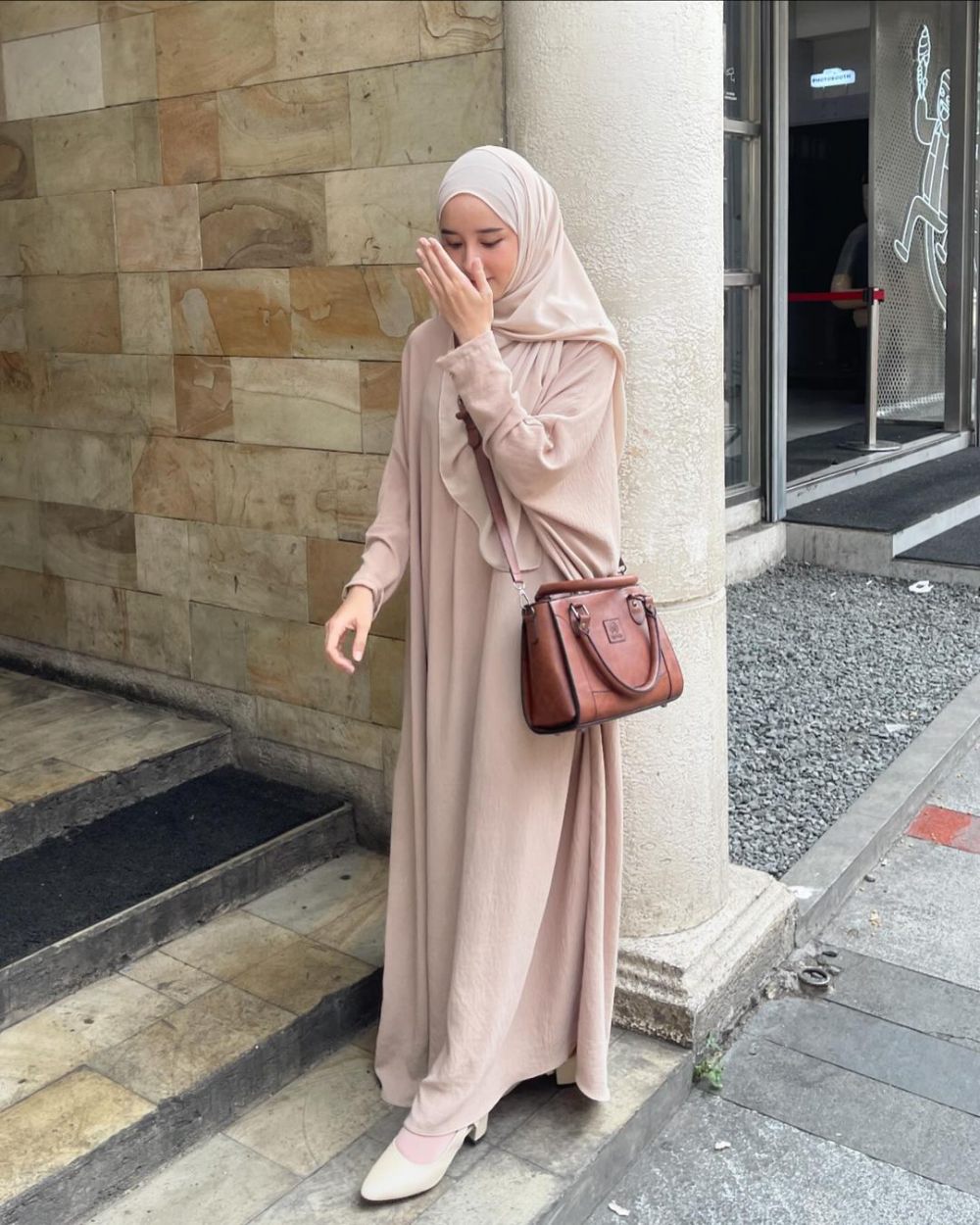 9 OOTD Hijab Syari Nuansa Earth Tone ala Selebgram Fani Meyna, Catchy!