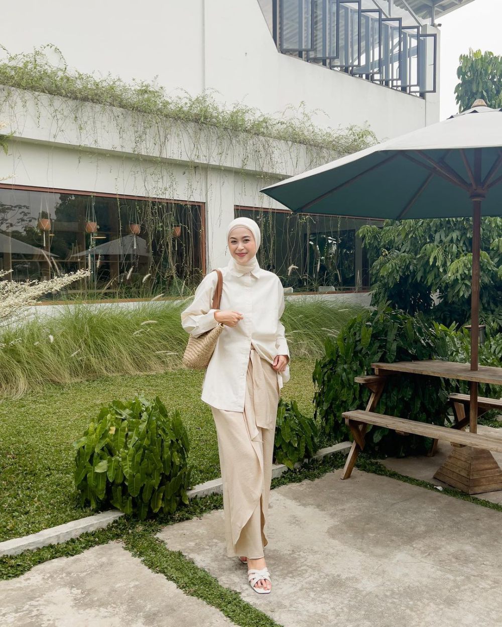 10 Ide Outfit Hijab Smart Casual ala Vina Larasari, Chic Trendy!