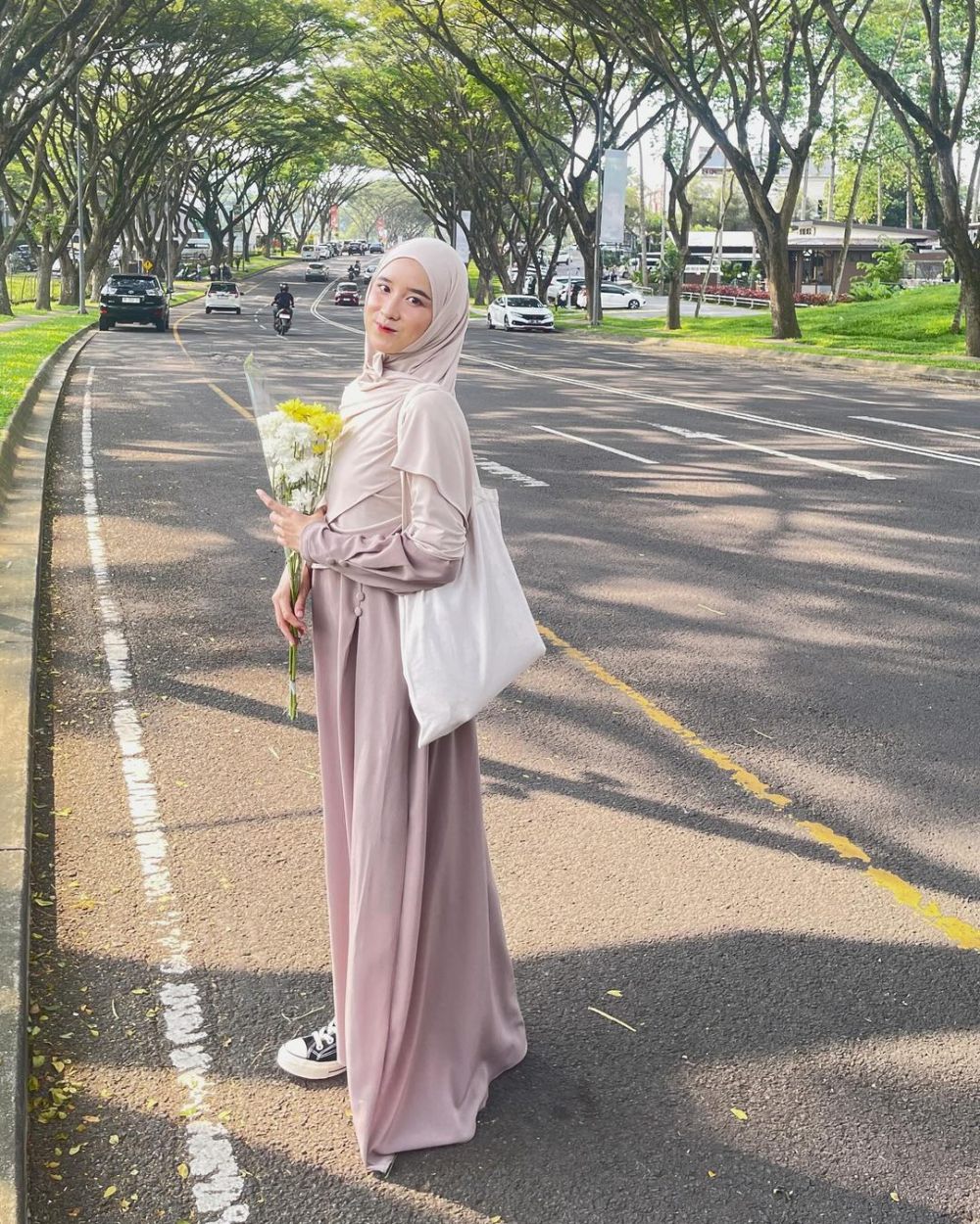 9 OOTD Hijab Syari Nuansa Earth Tone ala Selebgram Fani Meyna, Catchy!