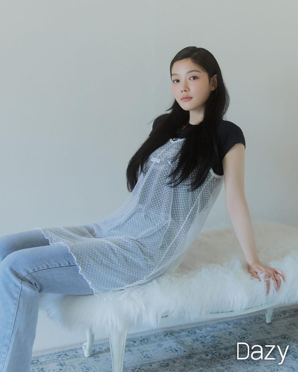 9 Inspirasi Outfit Dress Over Jeans ala Artis Korea, Manis dan Fresh!