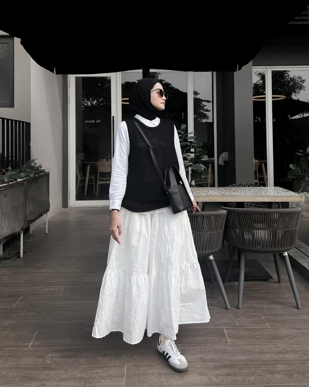 9 Inspirasi Outfit Black and White ala Anggita Kusuma Dewi, Catchy!