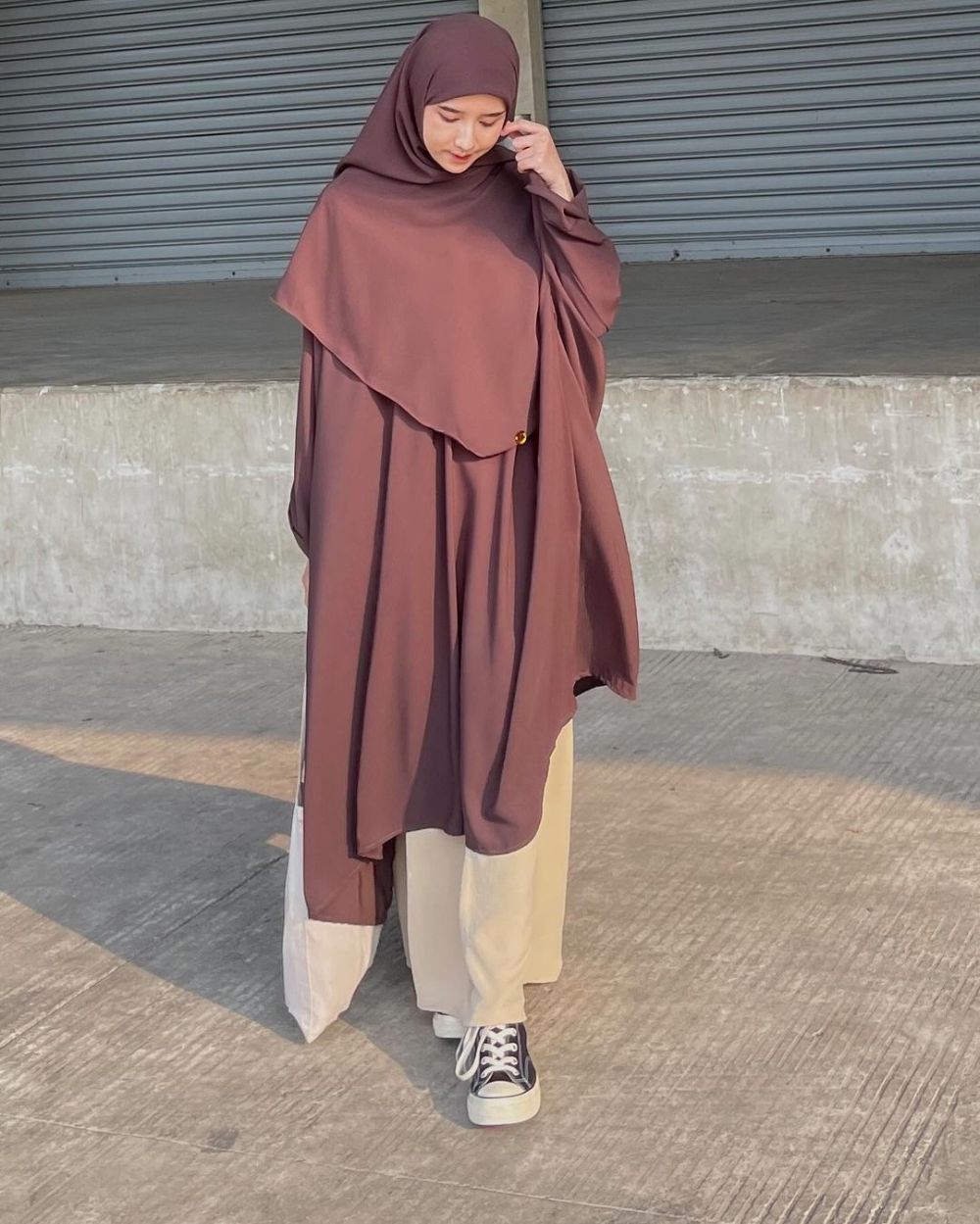 9 OOTD Hijab Syari Nuansa Earth Tone ala Selebgram Fani Meyna, Catchy!