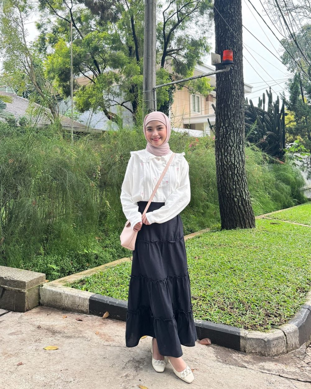 8 Ide Styling Casual Black Outfit ala Tania Dewi yang Anti Boring