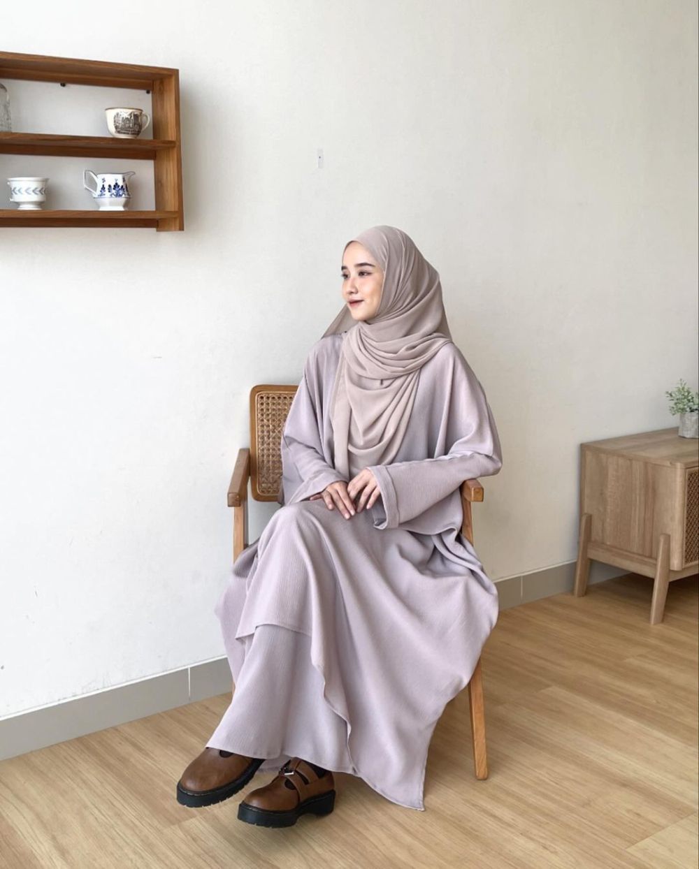 9 OOTD Hijab Syari Nuansa Earth Tone ala Selebgram Fani Meyna, Catchy!