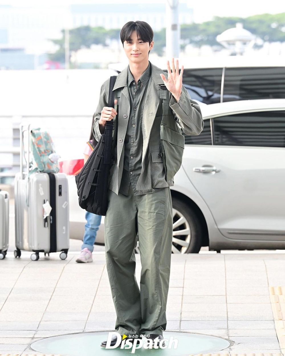 9 Gaya Airport Fashion Ala Byeon Woo Seok, Mudah di sontek!