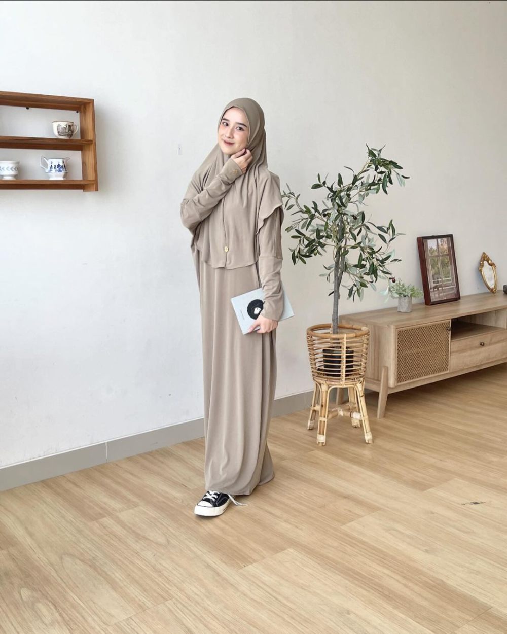 9 OOTD Hijab Syari Nuansa Earth Tone ala Selebgram Fani Meyna, Catchy!