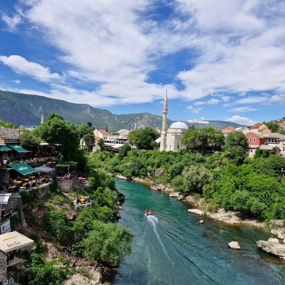 Memes dan Addie MS Jalan-jalan ke Jembatan Mostar Bosnia