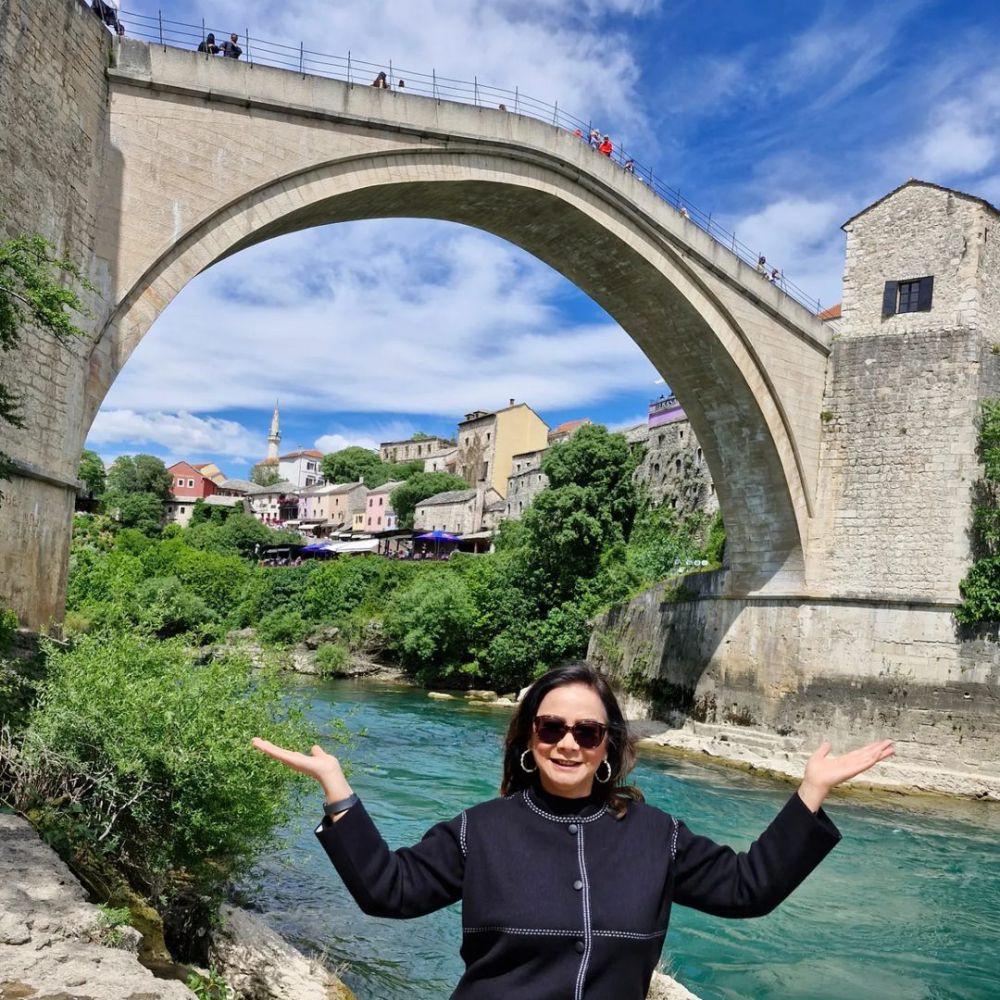 Memes dan Addie MS Jalan-jalan ke Jembatan Mostar Bosnia