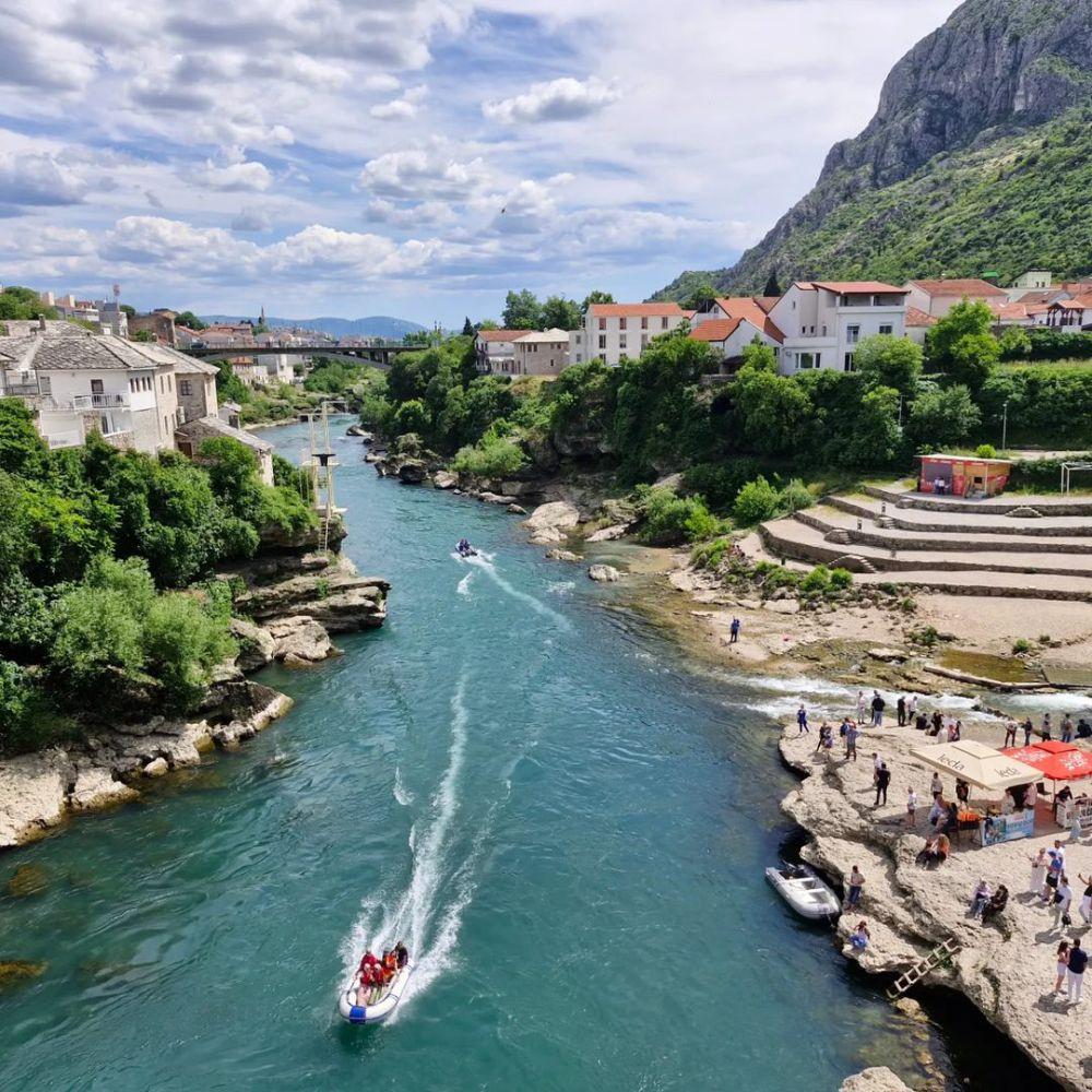 Memes dan Addie MS Jalan-jalan ke Jembatan Mostar Bosnia