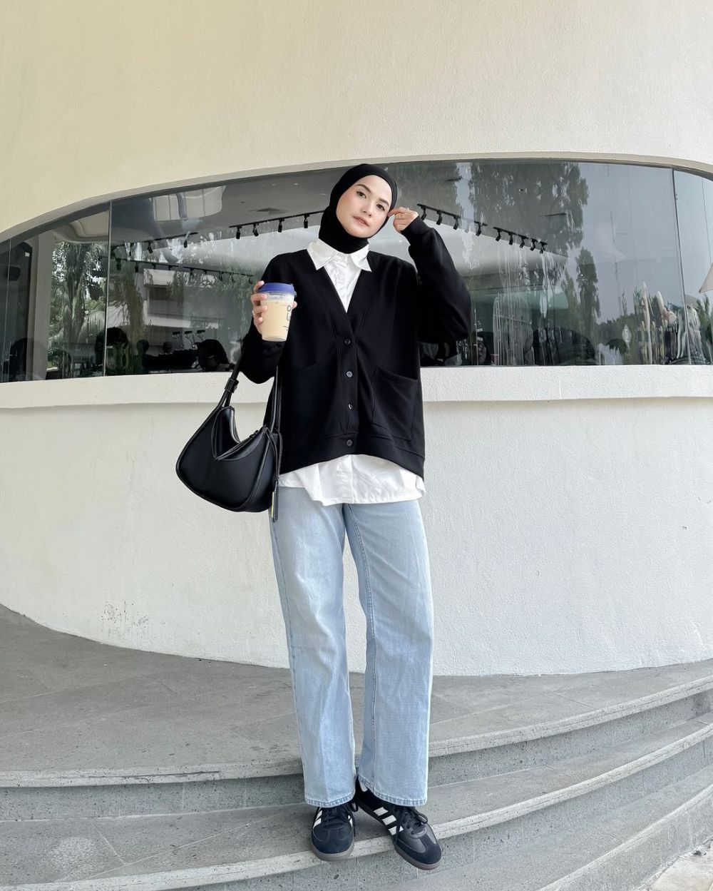 9 Inspirasi Outfit Black and White ala Anggita Kusuma Dewi, Catchy!