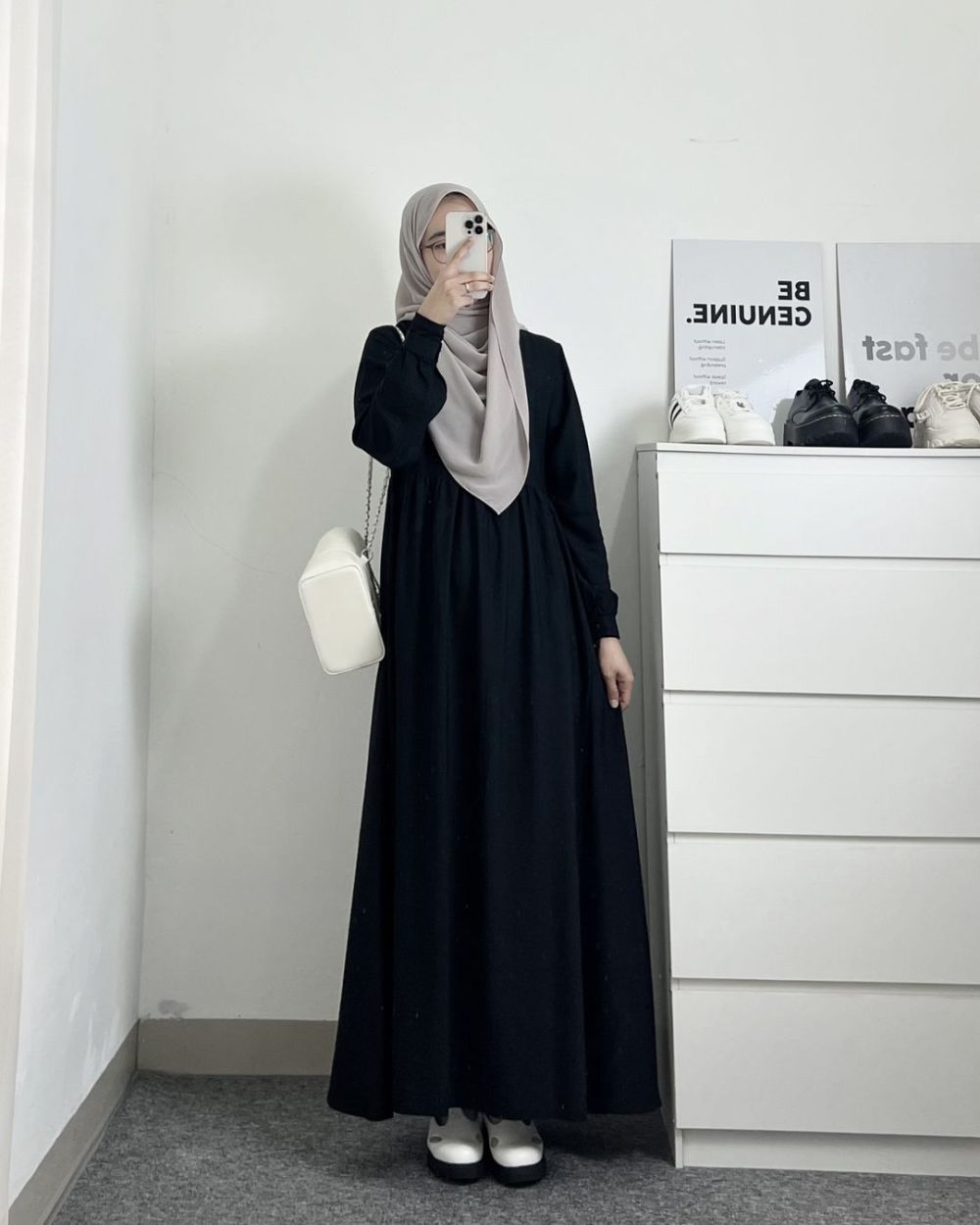 10 Inspirasi OOTD Hijab Syari ala Selebgram Yennisun, Elegan