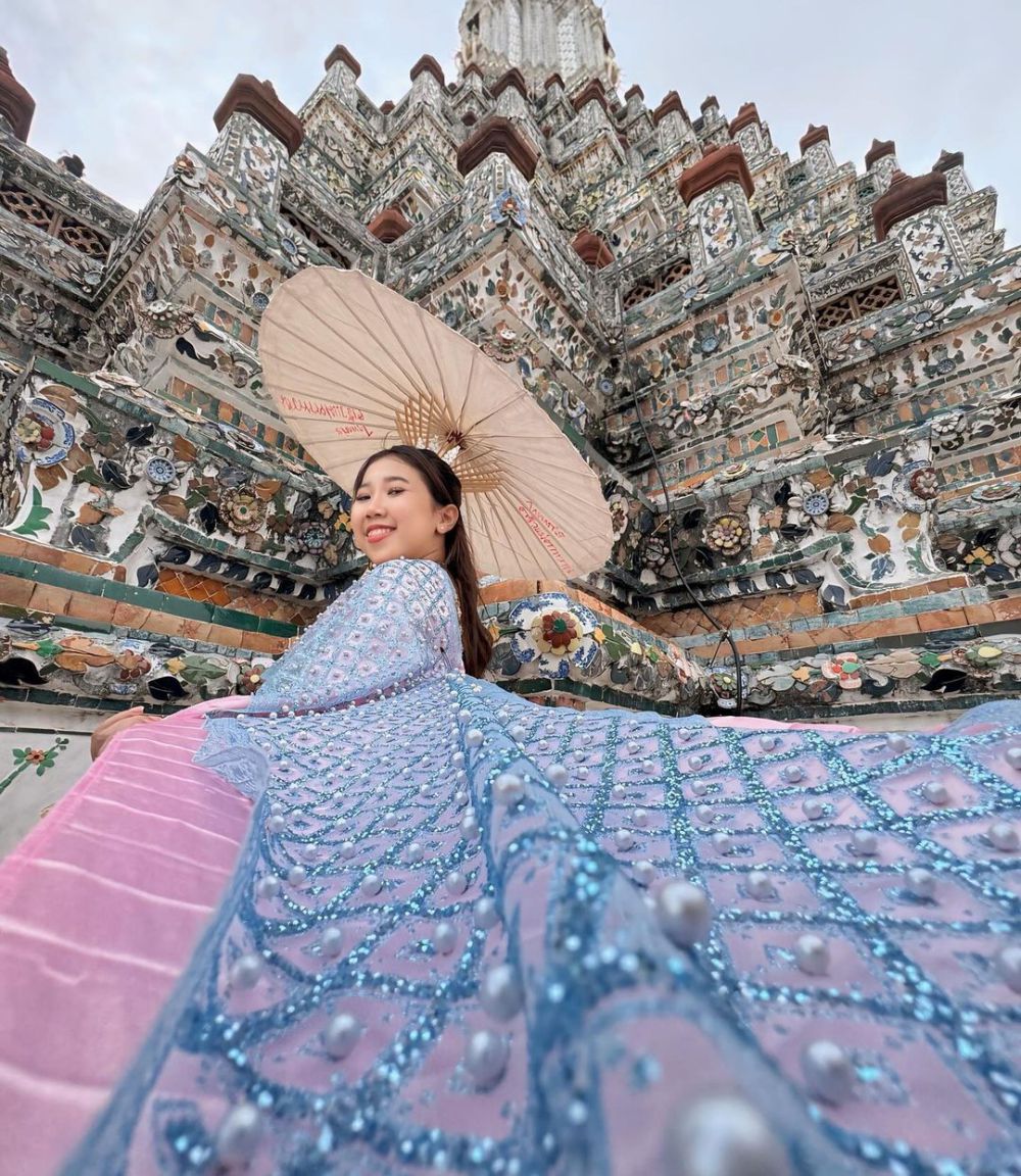 9 Potret Kiky Saputri Liburan di Wat Arun Thailand, Asyik Foto-Foto!