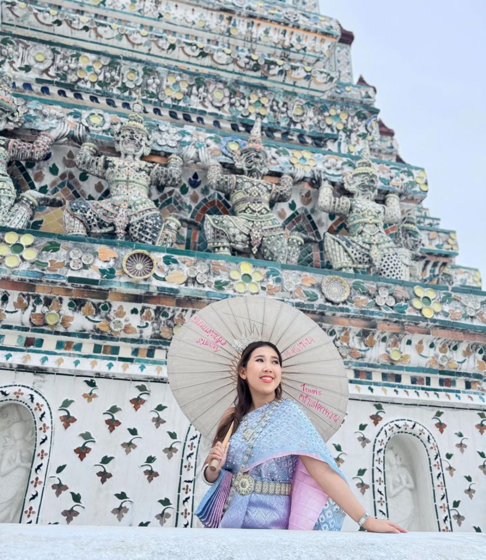 9 Potret Kiky Saputri Liburan di Wat Arun Thailand, Asyik Foto-Foto!