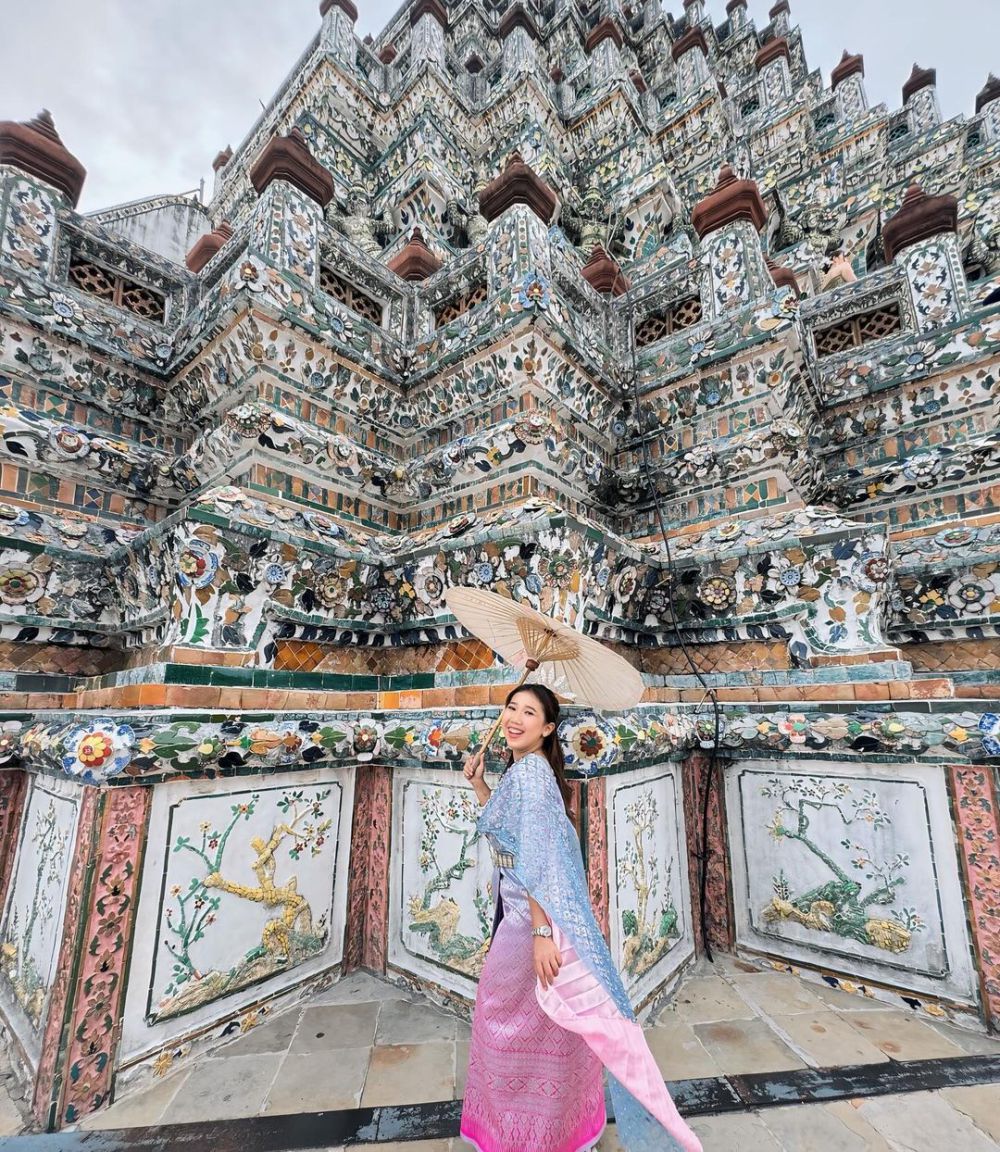 9 Potret Kiky Saputri Liburan di Wat Arun Thailand, Asyik Foto-Foto!