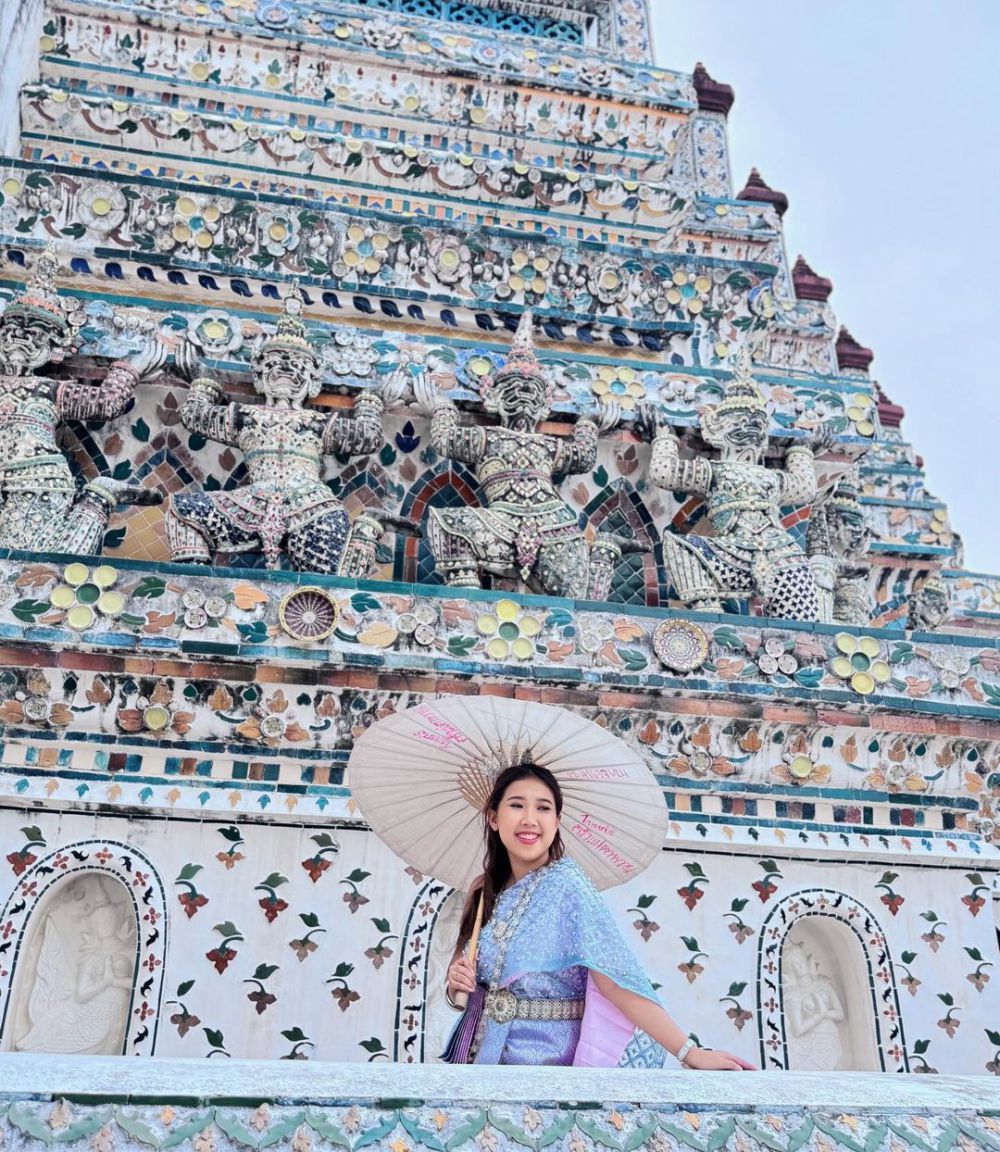 9 Potret Kiky Saputri Liburan di Wat Arun Thailand, Asyik Foto-Foto!