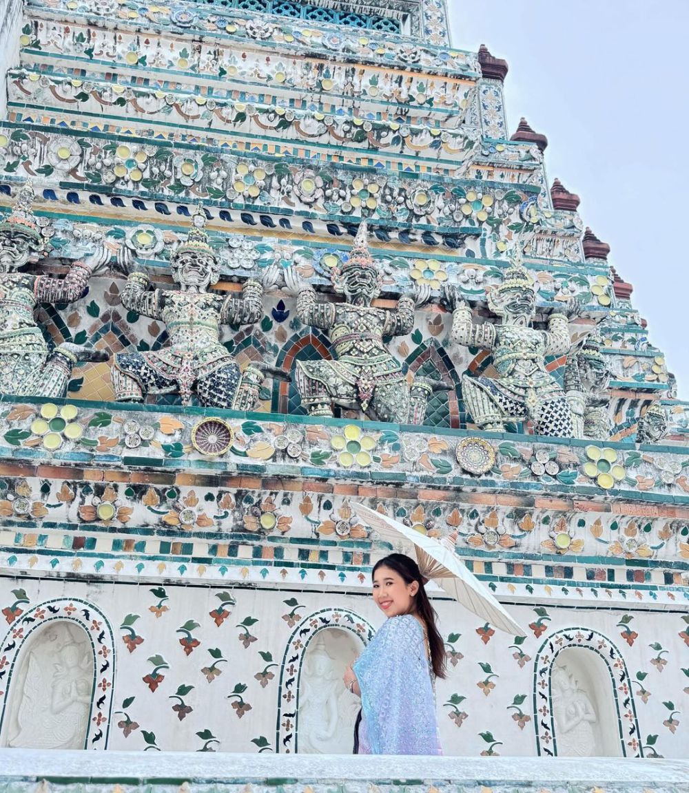 9 Potret Kiky Saputri Liburan di Wat Arun Thailand, Asyik Foto-Foto!