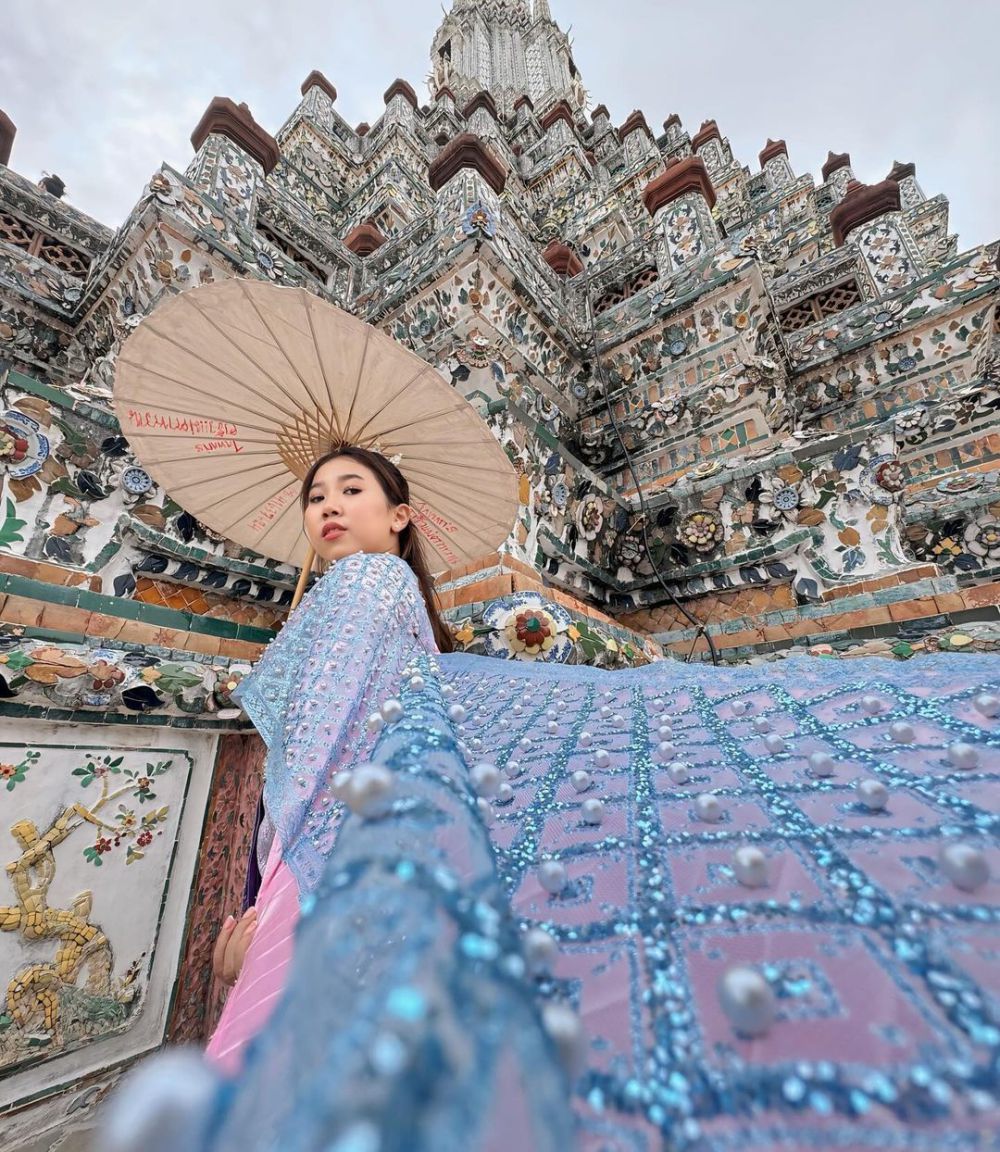 9 Potret Kiky Saputri Liburan di Wat Arun Thailand, Asyik Foto-Foto!