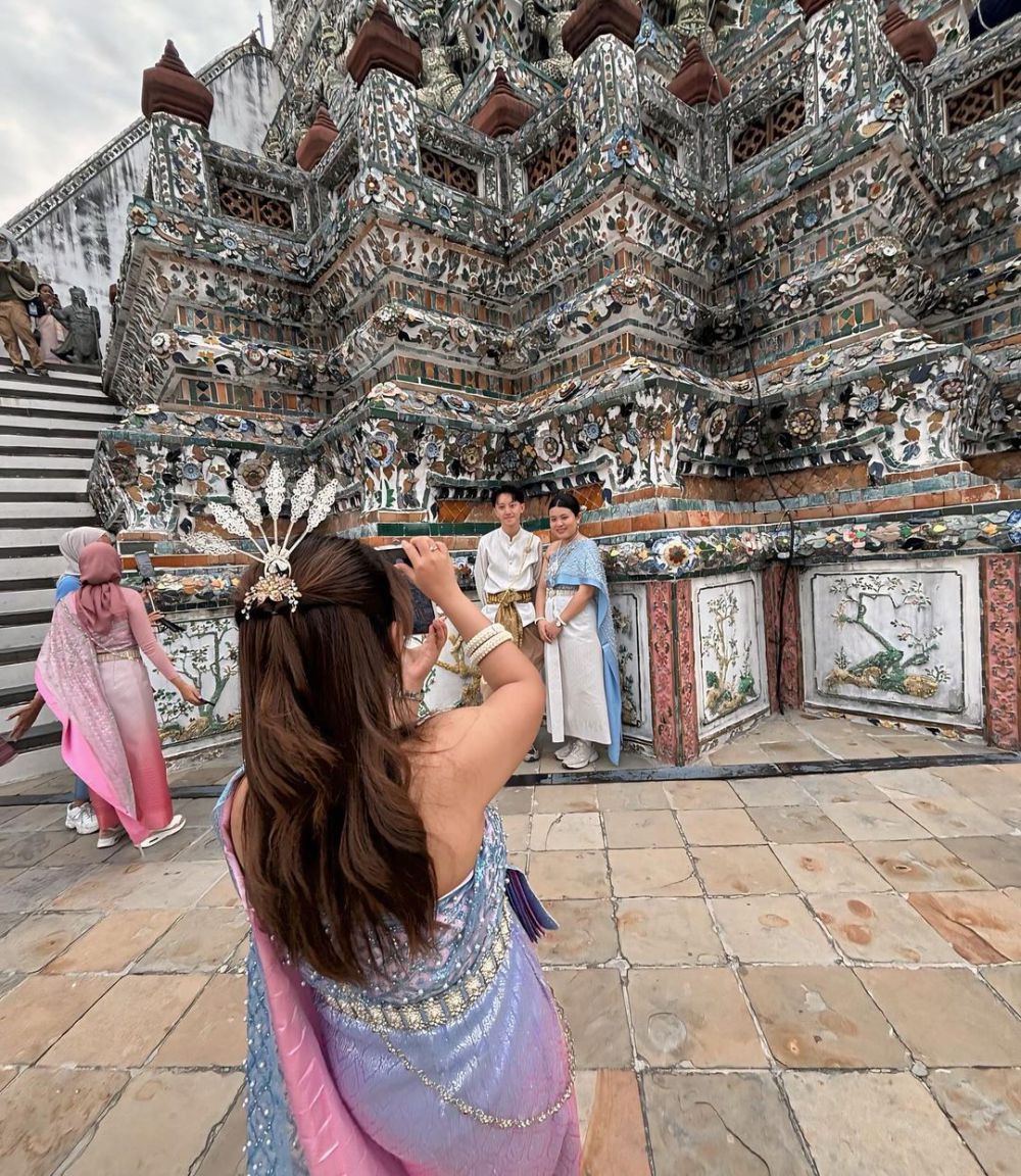 9 Potret Kiky Saputri Liburan di Wat Arun Thailand, Asyik Foto-Foto!