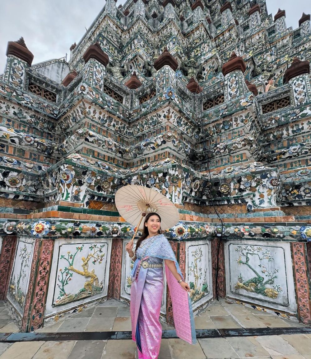 9 Potret Kiky Saputri Liburan di Wat Arun Thailand, Asyik Foto-Foto!