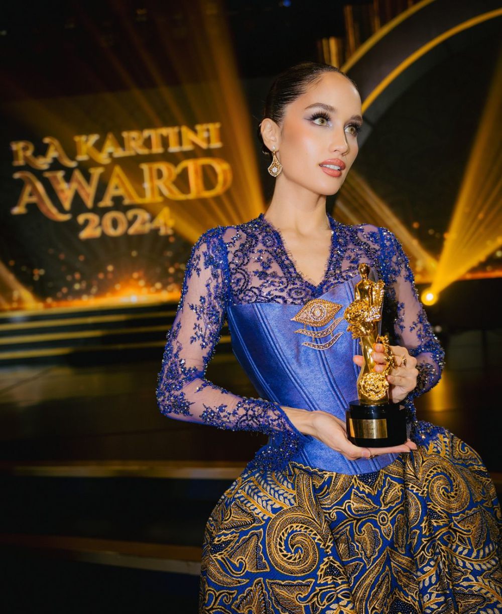 7 Potret Cinta Laura Raih Penghargaan di R.A Kartini Award 2024