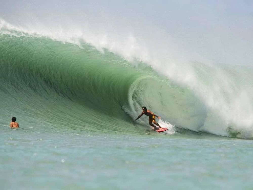 8 Pantai di Indonesia yang Jadi Lokasi Surfing Internasional