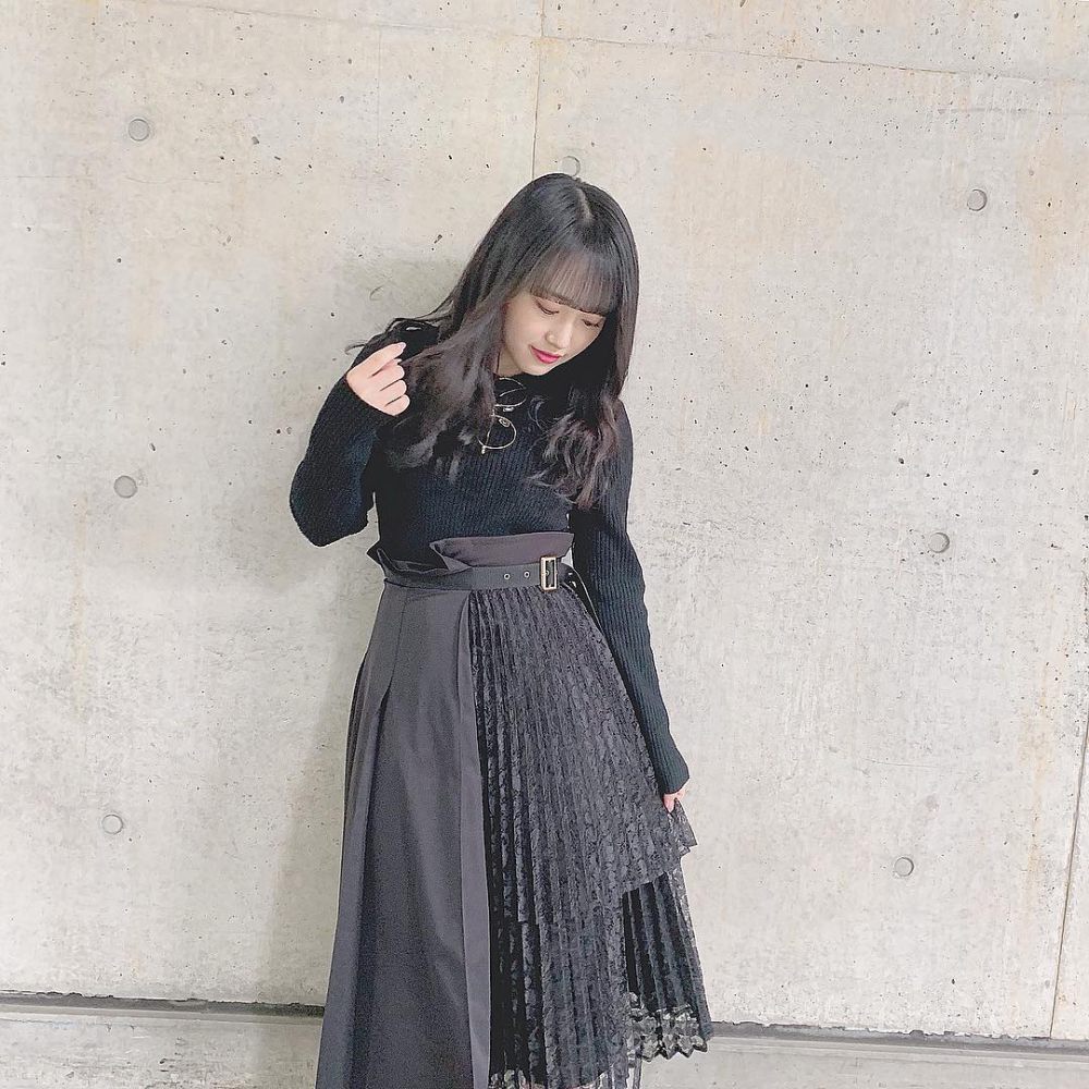 8 Ide Outfit Nuansa Hitam ala Mion Mukaichi, Super Fashionable!