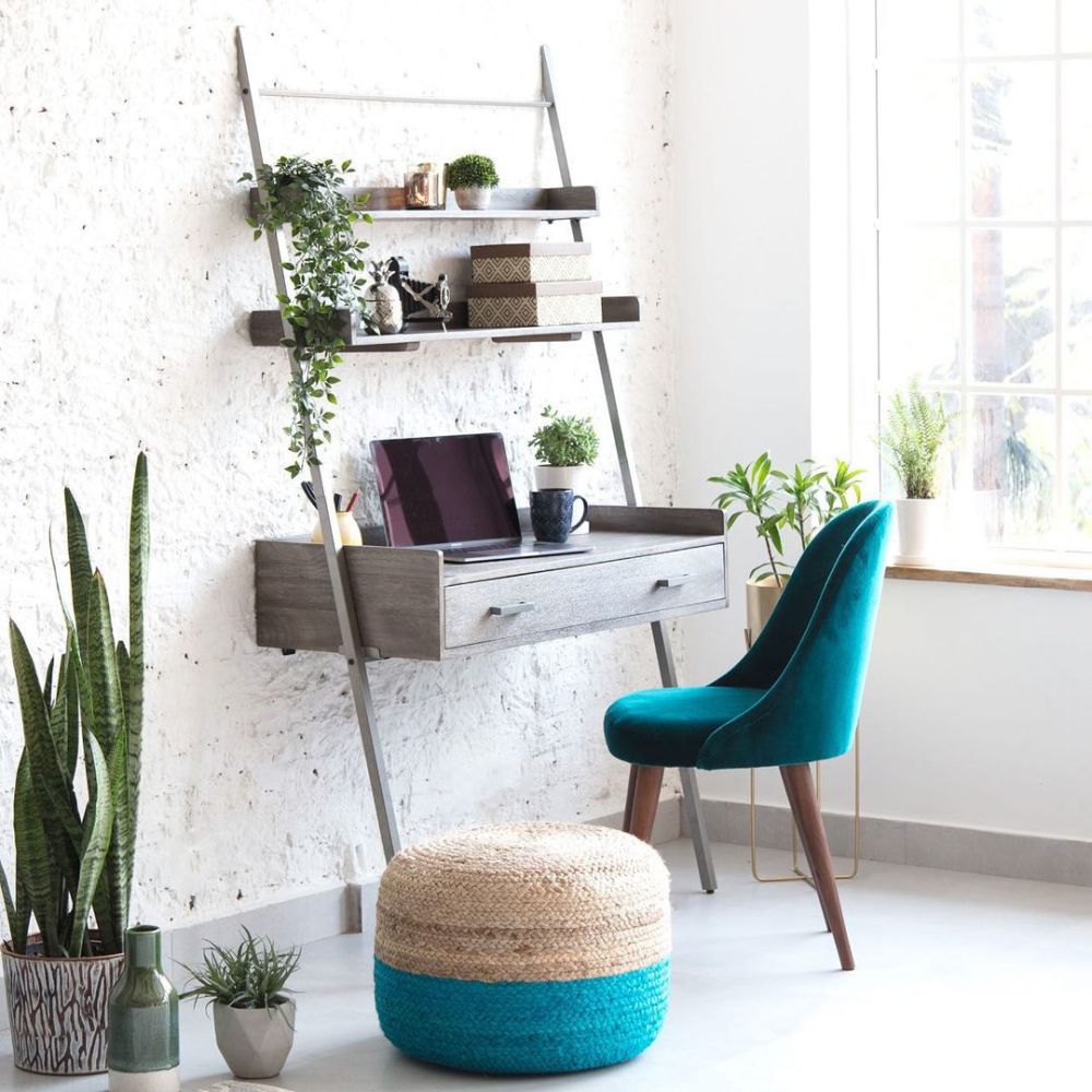 11 Inspirasi Workspace di Rumah dengan Ladder Desk, Artsy Multifungsi