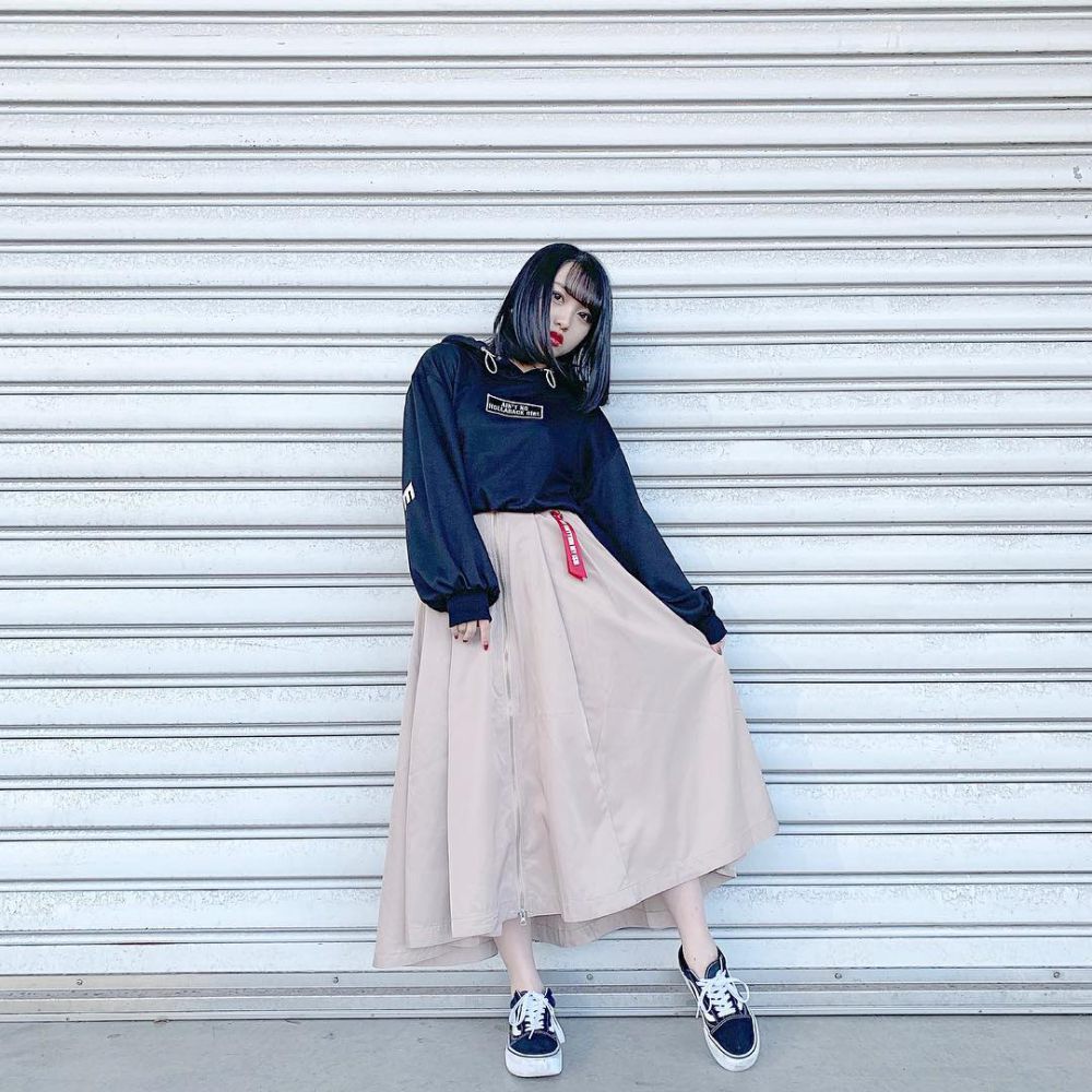 8 Ide Outfit Nuansa Hitam ala Mion Mukaichi, Super Fashionable!