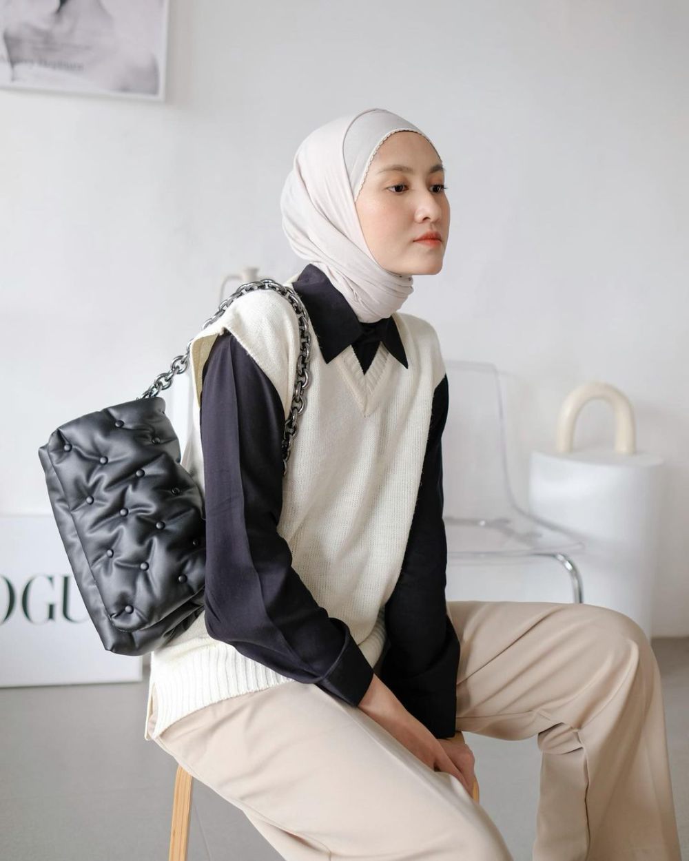 8 Ide Styling Vest Putih ala Inas Rana, Stunning!