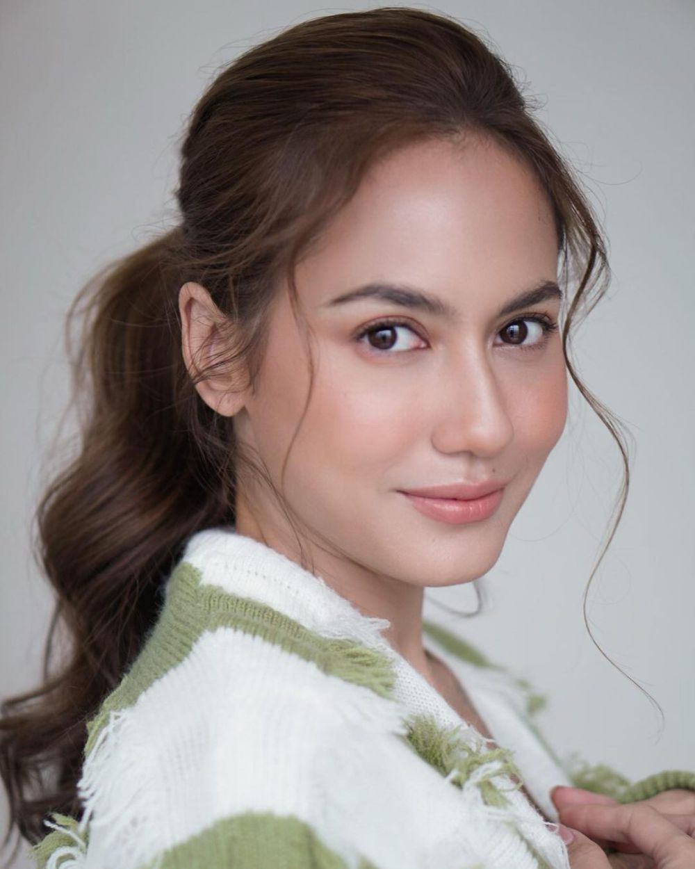 9 Inspirasi Makeup Minimalis ala Pevita Pearce, buat Daily!