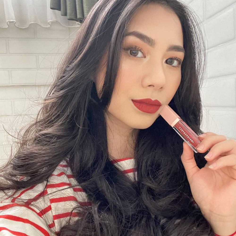 Ide Party Makeup Look dengan Lipstik Merah ala Abel Cantika