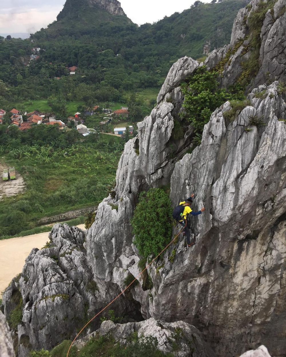 12 Spot Panjat Tebing Terbaik di Indonesia, Menguji Nyali! 