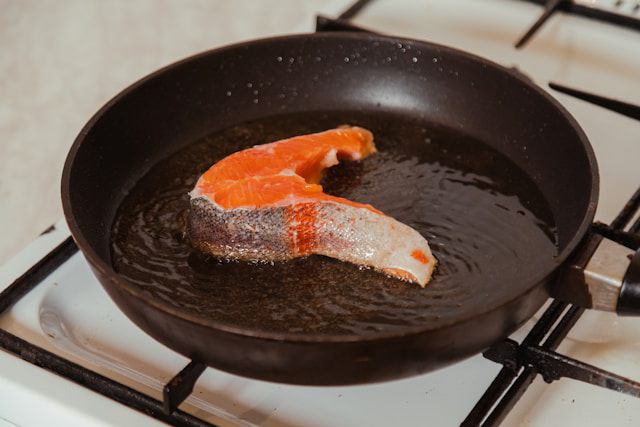 10 Tips Mengolah Ikan Salmon agar Nutrisinya Tidak Hilang 