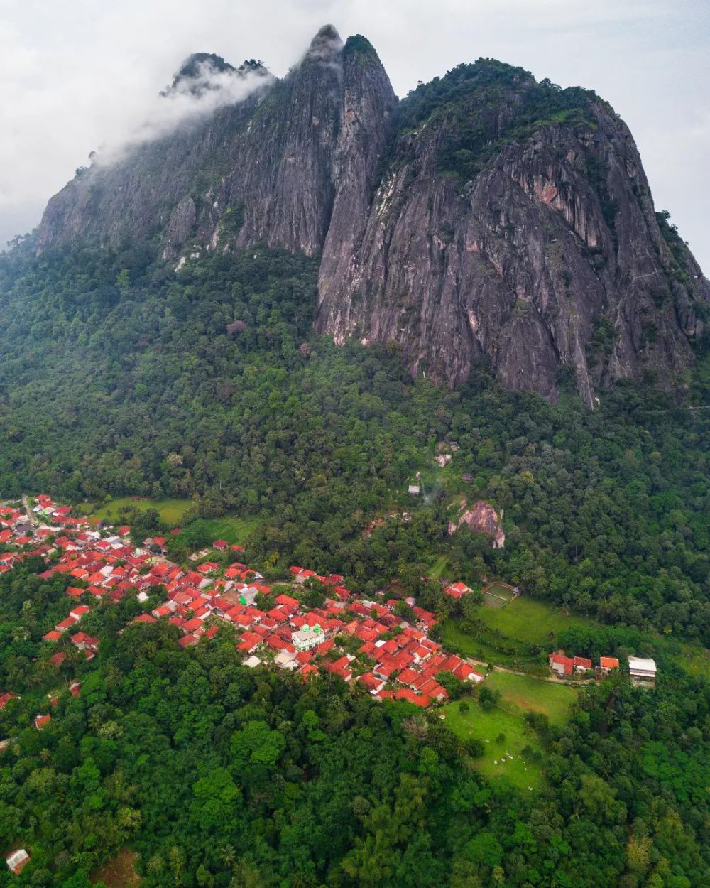 12 Spot Panjat Tebing Terbaik di Indonesia, Menguji Nyali! 