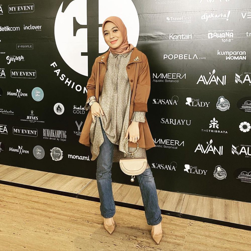 11 Padu Padan Outfit Warna Cokelat Dian Ayu Lestari, Look Warm!