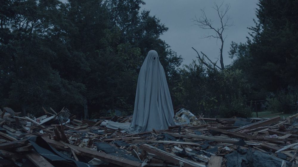 5 Fakta Film A Ghost Story, Kisah Hantu yang Mencari Makna Kenangan