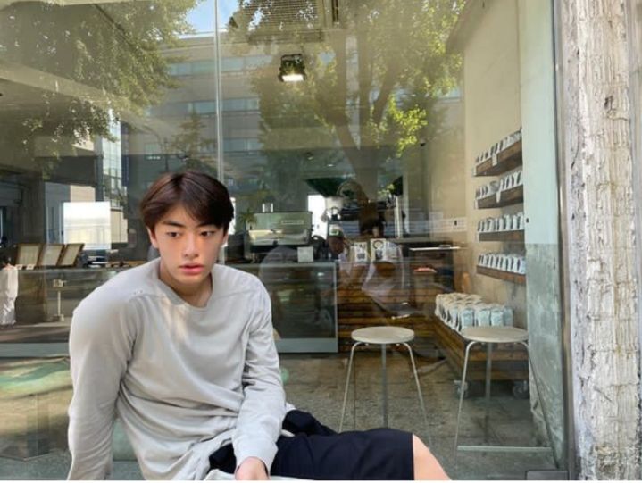 7 Ide Padu Padan Outfit Buat Hangout ala Lee Won Jung, Stylish Comfy!