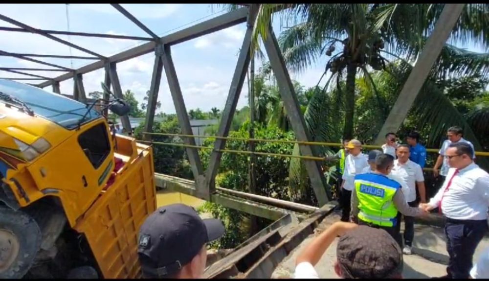 Ada Pungli di Jembatan Sei Air Tenang Langkat yang Ambruk