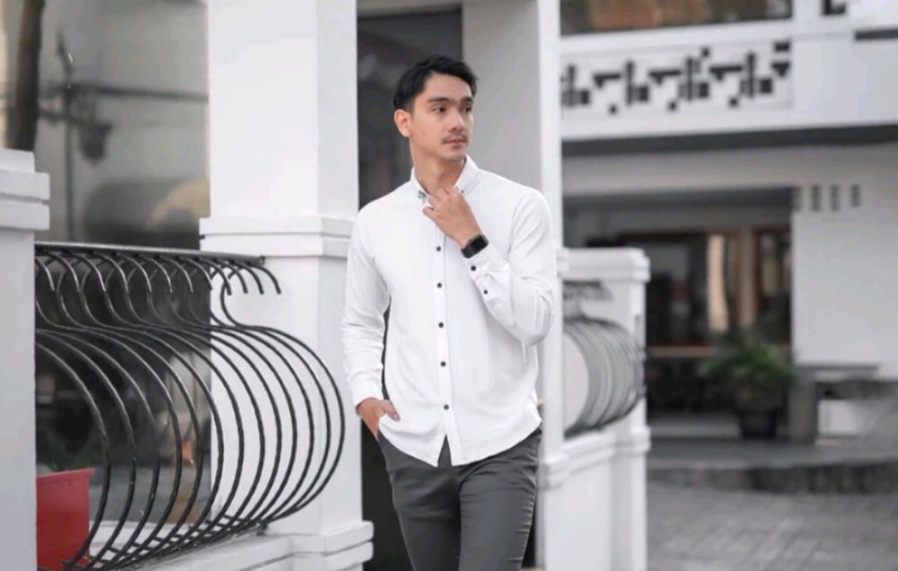 5 Kemeja Putih Lengan Panjang dari Brand Lokal, Berani Tampil Formal!