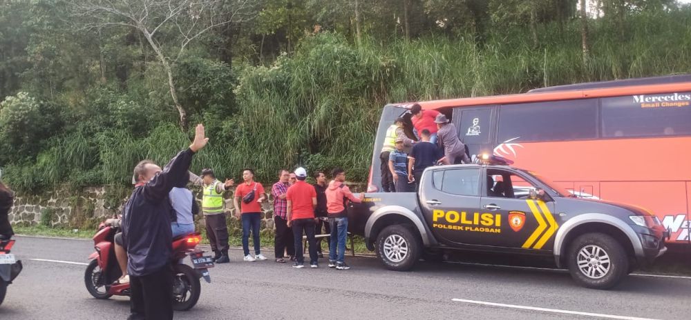 Bus Wisatawan Semarang Nyaris Masuk Jurang di Sarangan Magetan