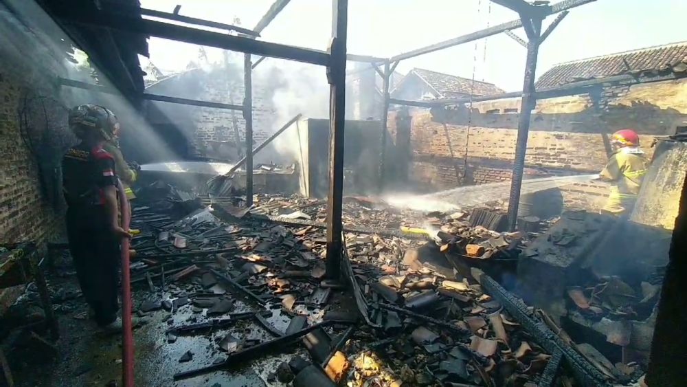 Pabrik Kerupuk di Madiun Ludes Terbakar Akibat Percikan Api ke Minyak