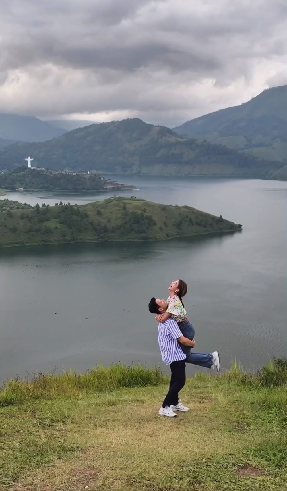 8 Keromantisan Rendi Jhon dan Glenca Chysara di Bukit Holbung Samosir