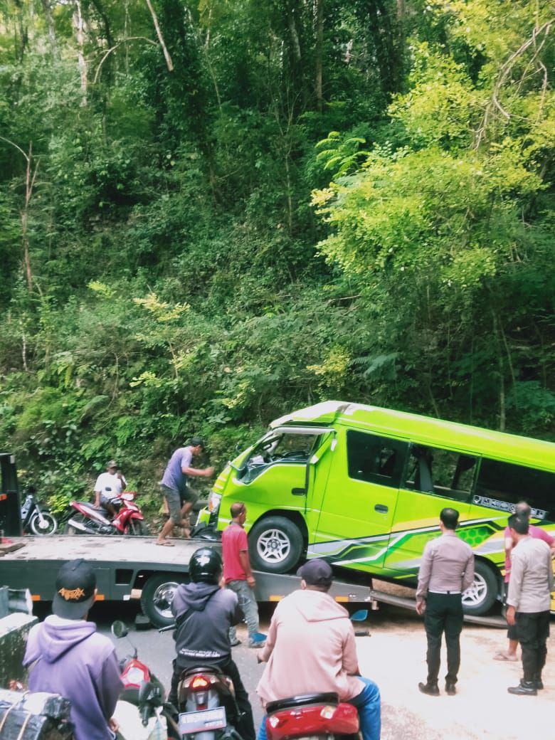 Sopir Tak Hafal Jalan, Microbus Kecelakaan di Dlingo 13 Orang Luka