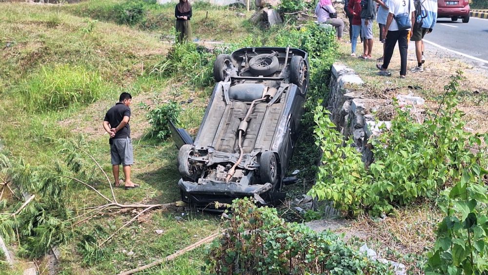 Mobil Rombongan Takziah Asal Surabaya Terbalik di Magetan